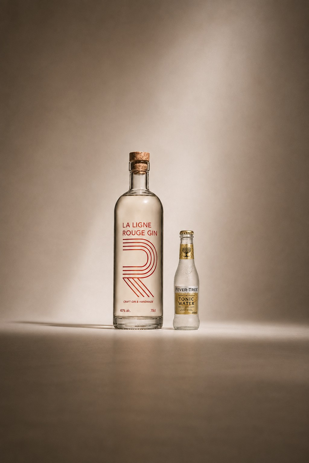 Bouteille La Ligne Rouge Gin aux côtés d'une bouteille de tonic Fever-Tree, partenariat tonic premium