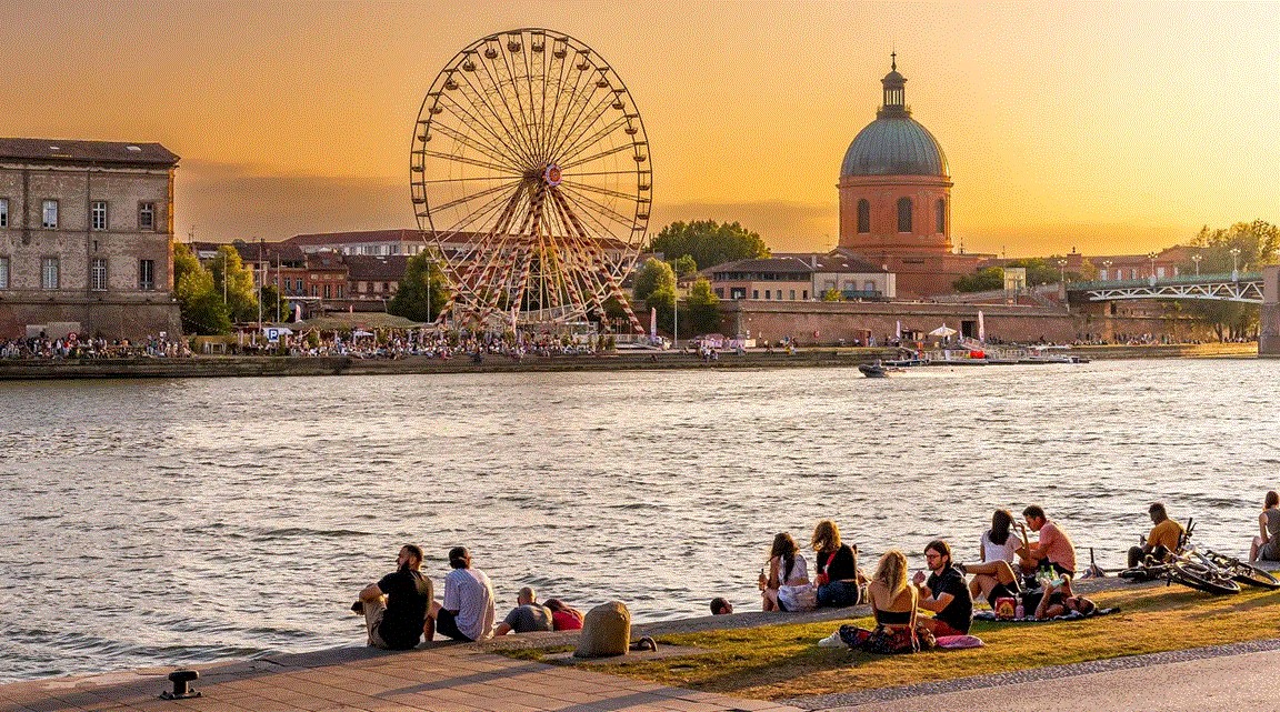Les quais de la Garonne à Toulouse au coucher du soleil