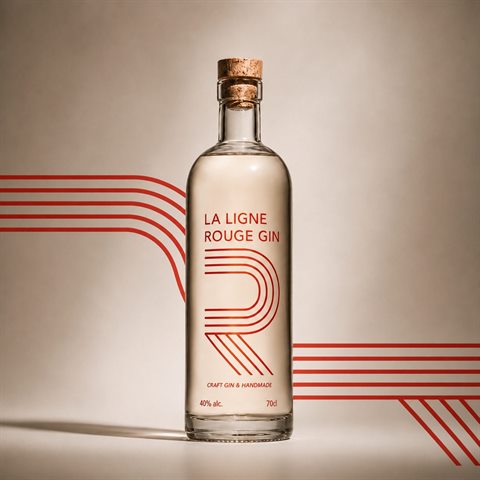 Bouteille La Ligne Rouge Gin sur fond beige aux lignes rouges